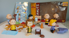 2002 PEANUTS 24 pc MEMORY LANE LOT OF 7 FIGURES + acess CHARLIE LINUS LUCY