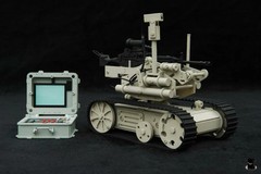 1/6 Scale Light Up EOD Bomb Detection Robot w/Controller – MINT IN BOX