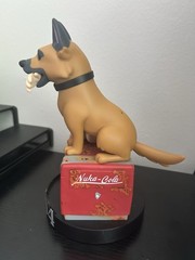 Dark Horse Fallout (TV Series): Stylized CX404 with Wilzig Head Vinyl Figure