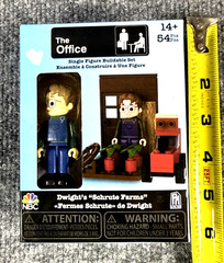 * NEW in box * THE OFFICE – Dwight’s Schrute Farms Single Figure Buildable Set