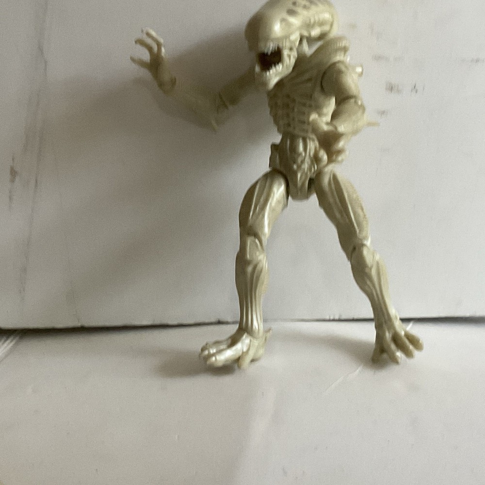 Alien Xenomorph Beige Plastic Action Figure Monster Figurine Toy Figure