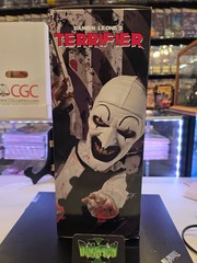 MEZCO MDS MEGA DAMIEN LEONE’S TERRIFIER ACTION FIGURE WITH SOUND 15 INCHES