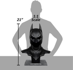 – DC Direct Batman: the Dark Knight (2008) Cowl Replica 1:1 Scale