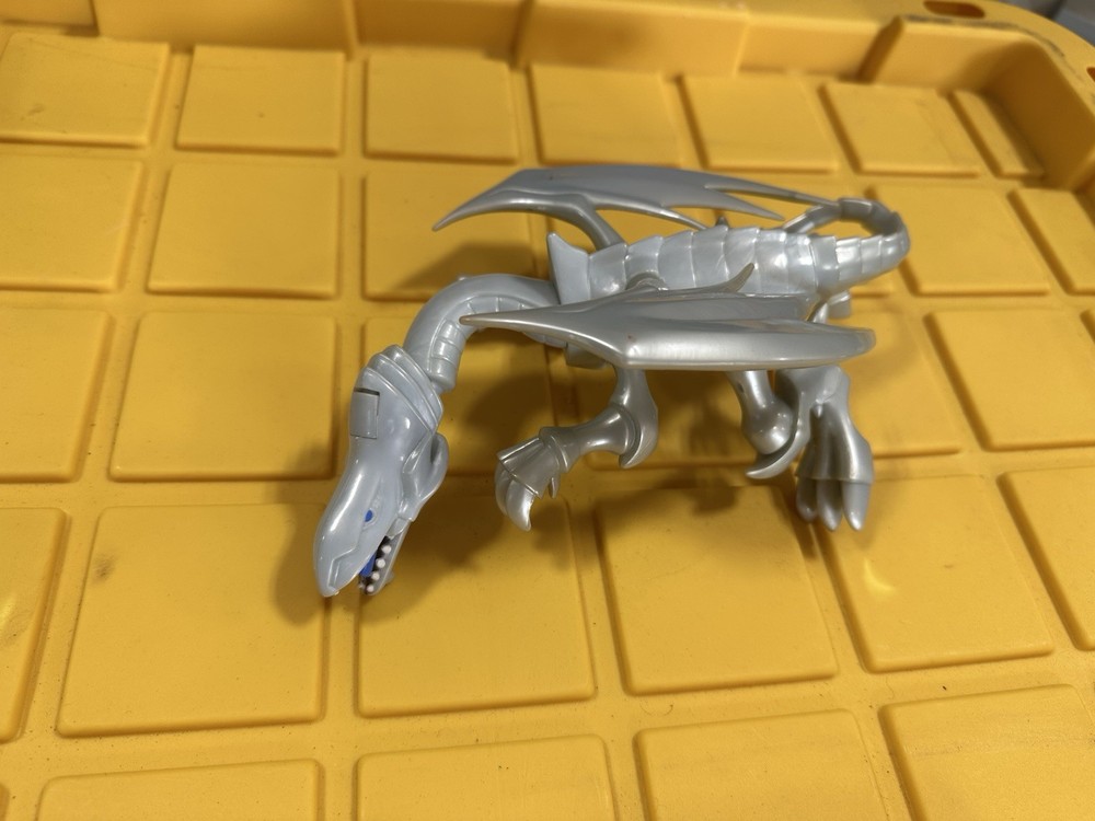 Blue-Eyes White Dragon Figure Yu-Gi-Oh Kazuki Takahashi 1996 6” in B30