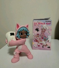 POP MART x Lil Peach Riot Sleepover Series *Frankie-Pillow Fight* Figure