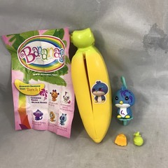 BANANA BUNCH Pawka Penguin Figure & Yellow Banana 2018 Cepia Loose