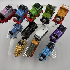 Thomas the Train Die Cast Metal Train Lot Of 12 Magnetic Railroad Cars