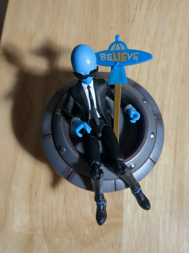 Fortnite 4″ Human Bill and Lil’ Saucer action figure with accessories