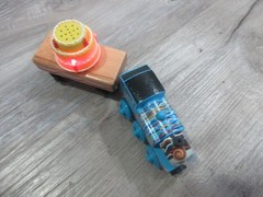 BIRTHDAY THOMAS with MUSICAL CAKE CAR 2012 /Thomas & Friends Wooden Trains Y4501