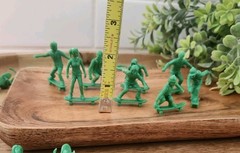 Original AJ’s Toy Boarders 24pc Skateboarder Figures Set – 8 Different Poses