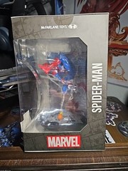 MCFARLANE TOYS THE AMAZING SPIDER-MAN GOLD LABEL ISSUE 302 AUTOGRAPH SERIES .