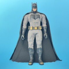 Mezco One:12 Collective Batman v Superman Batman Figure Wired Cape BvS 1:12
