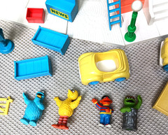 VTG 1991 ILLCO Sesame Street Playset w/ all Figures Few Missing Pieces DMGD Box