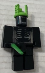 RARE ROBL0X 1x1x1x1 Series 2 Figure with Green Domino Crown and Sword NO Code