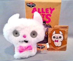 Zuru Fuggler Alley Cats Cheezee Calico Cat Plush Bag Charm Keychain 5″ & Card