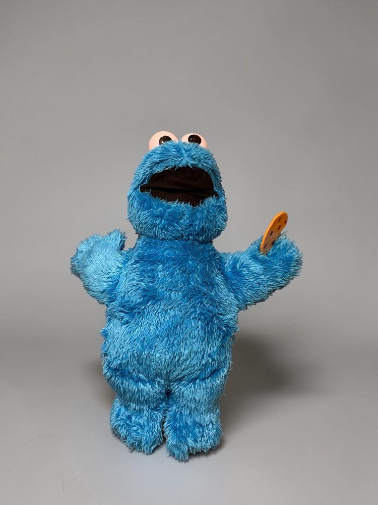 Hasbro Sesame Street Feed Me Cookie Monster Talking Vibrating 14 Inch Plush Toy