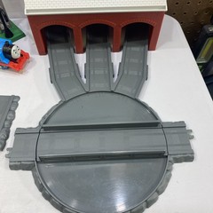 2001 ERTL Thomas The Train-Track-Turntable w/Shed-Crossing-Signals & More