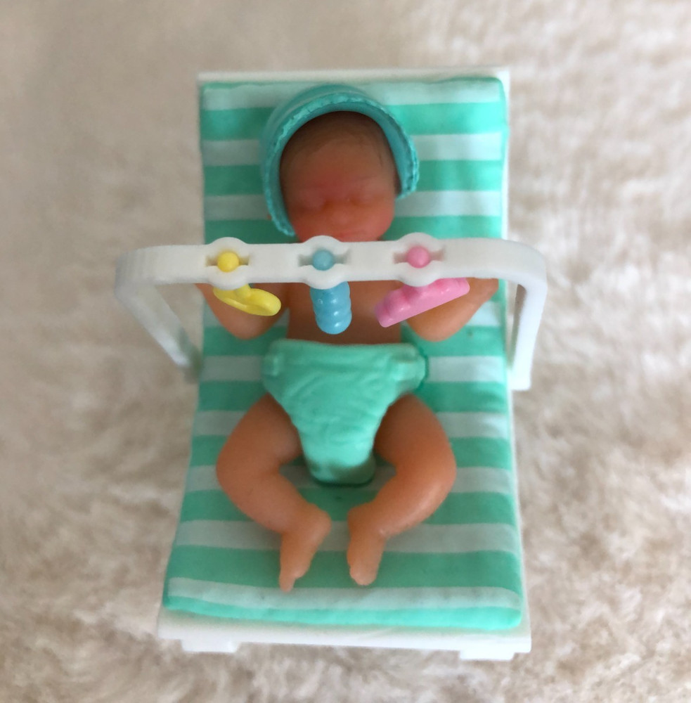 Mini Brands My Mini Baby Series 1 – Baby with Bonnet in Green Bouncy Seat