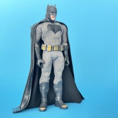 Mezco One:12 Collective Batman v Superman Batman Figure Wired Cape BvS 1:12