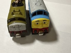 Thomas & Friends Take N Play Die Cast Train Magnetic Engine D199 Diesel 10 Read