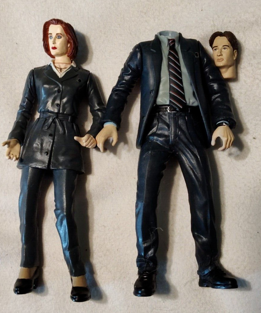 1998 FBI Agent Dana Skully and Fox Mulder McFarlane Action Figure 5.5 X-Files