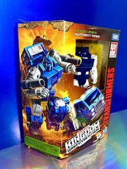 2021 Hasbro Transformers Kingdom War for Cybertron Trilogy Figure: AUTOBOT PIPES