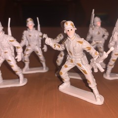 Vintage 2.5” TOY SOLDIERS Lot Of 12 in Camouflage Uniforms