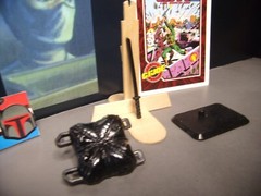 GI Joe Vintage 1998 VYPRA (V1), Lot “A”, SWORD, BACKPACK, & STAND, Hasbro 1:18