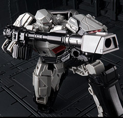 Jingke One Tank Megatron Transforming Robot Figure Ss114 18cm Toy Wonderful Gift