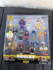 R0BLOX Celebrity Series 2 – 12 pack Target exclusive no codes