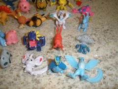 HUGE LOT OF 70+ MINI POKEMON FIGURES 1″ (SU45)