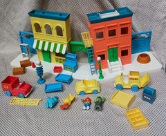 VTG 1991 ILLCO Sesame Street Playset w/ all Figures Few Missing Pieces DMGD Box