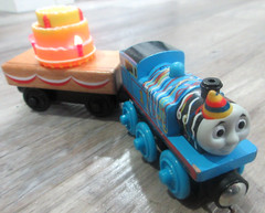 BIRTHDAY THOMAS with MUSICAL CAKE CAR 2012 /Thomas & Friends Wooden Trains Y4501