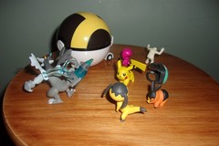 8 pc. Vintage Lot Pokemon Nintendo Mini Figures & Lizard & Pokeball TOMY + more
