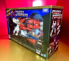 2022 Street Fighter II x Transformers – Optimus Prime (RYU) vs Megatron (BISON)