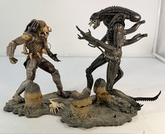 McFarlane Toys 2002 Movie Maniacs Alien vs. Predator Deluxe Set Action Figures