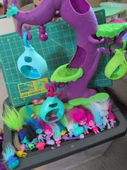 DreamWorks Trolls POD’ular Troll Tree Playset With Troll Figures Lot