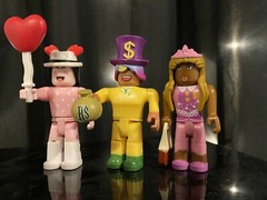 Roblox Series 8 Celebrity Alexis cSapphire Golden Millionaire NO CODES