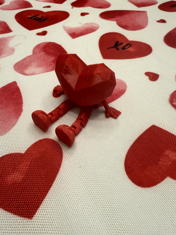 3D Printed Heart Buddy – Poseable Desk Figure Product Overview Poseable