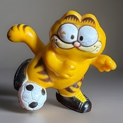 Vintage Garfield With Soccer Ball Figure 2 1/2″ PVC / Rubber Like Material