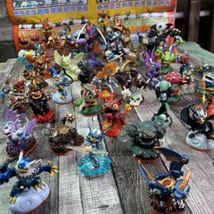 SKYLANDERS 🔥CLEARANCE Lot of 39 , instructions manual, poster and Travel Case