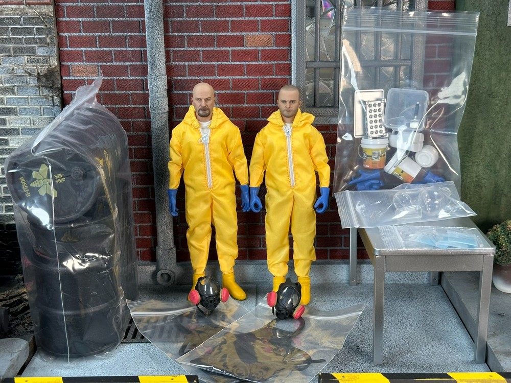 Manipple Studio 1/12 Breaking Bad Walter and Jessie Mezco Style Hazmat Figures