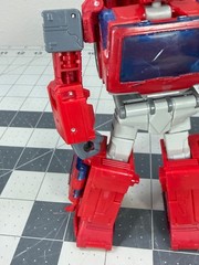 Transformers Studio Series 86 Ironhide Voyager Class Figure with 1 weapon