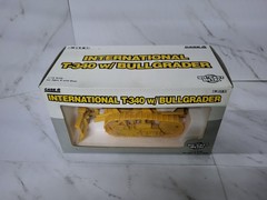International T-340 w Bullgrader 1:16 1998 ERTL Case III Die Cast MIB NEW 4380