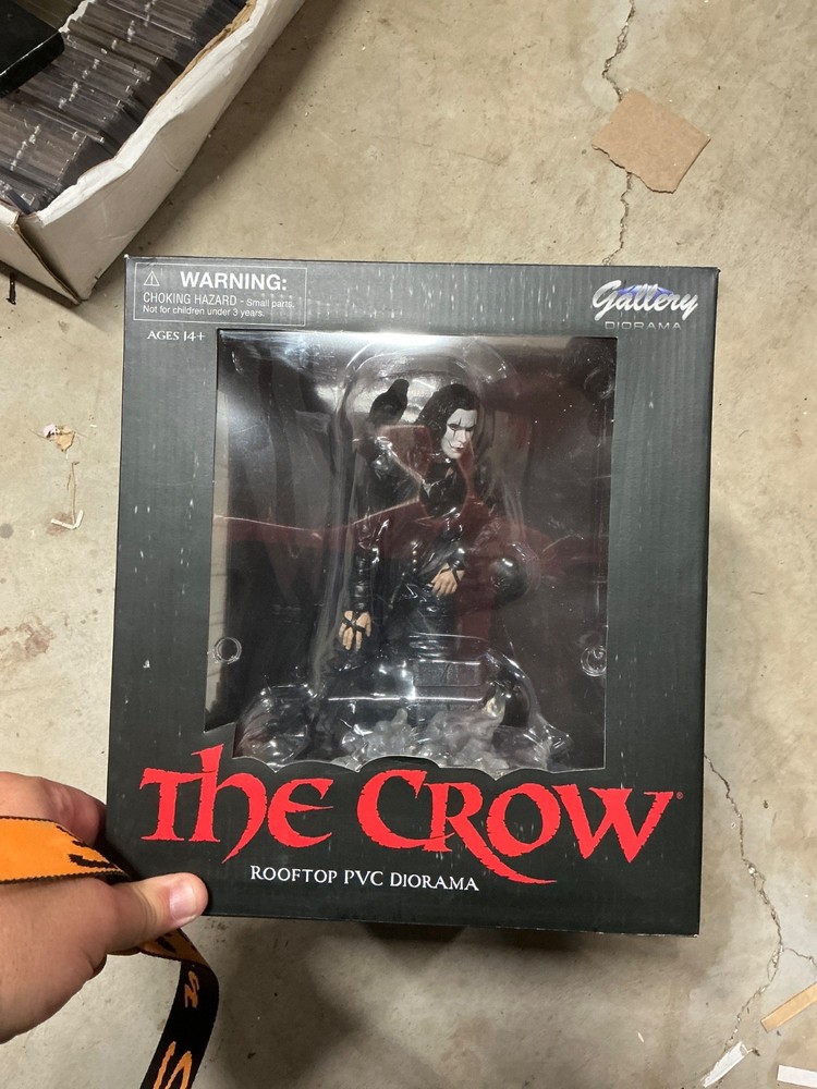 Diamond Select The Crow Rooftop Figure with Box PVC 10″