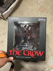 Diamond Select The Crow Rooftop Figure with Box PVC 10″