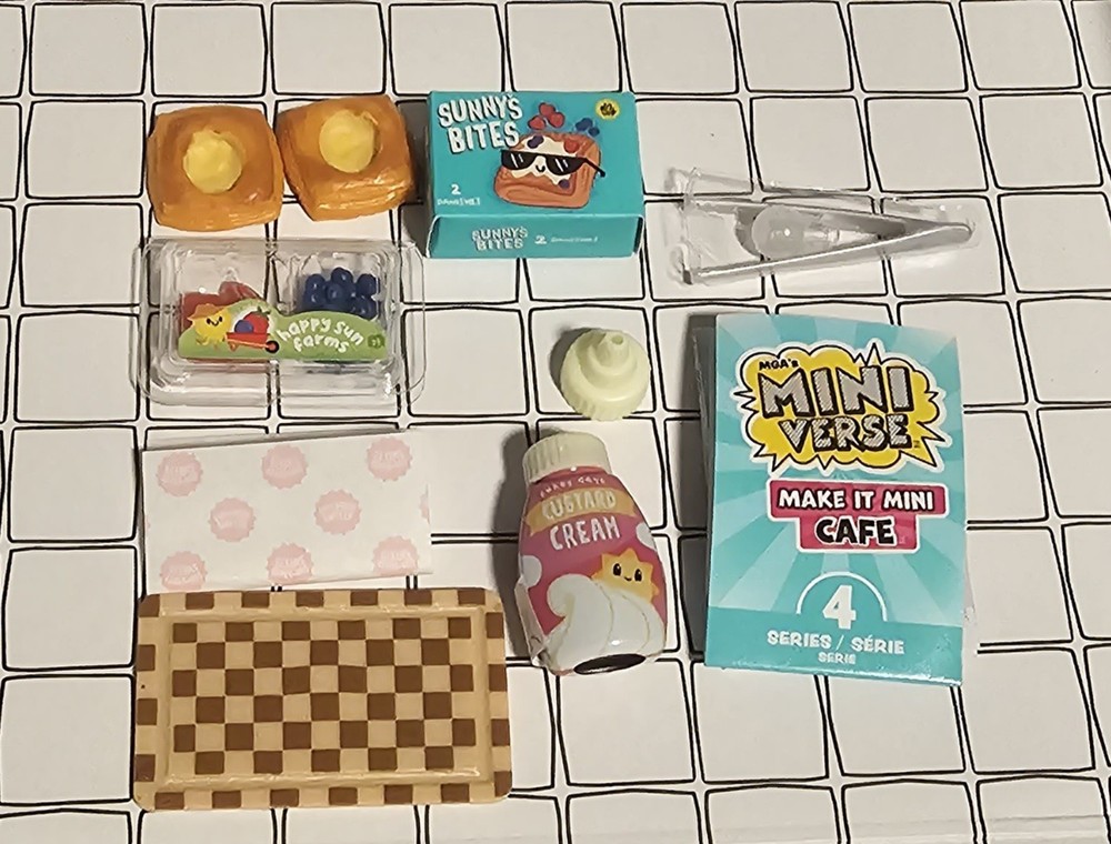 NEW Miniverse Make it Mini Food Cafe Series 4 BERRY DANISH Fruit