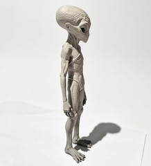 In Vivo 17 Inspired Alien Figurine 18cm Hand Painted Disclosure Day Collectible