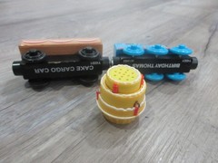 BIRTHDAY THOMAS with MUSICAL CAKE CAR 2012 /Thomas & Friends Wooden Trains Y4501