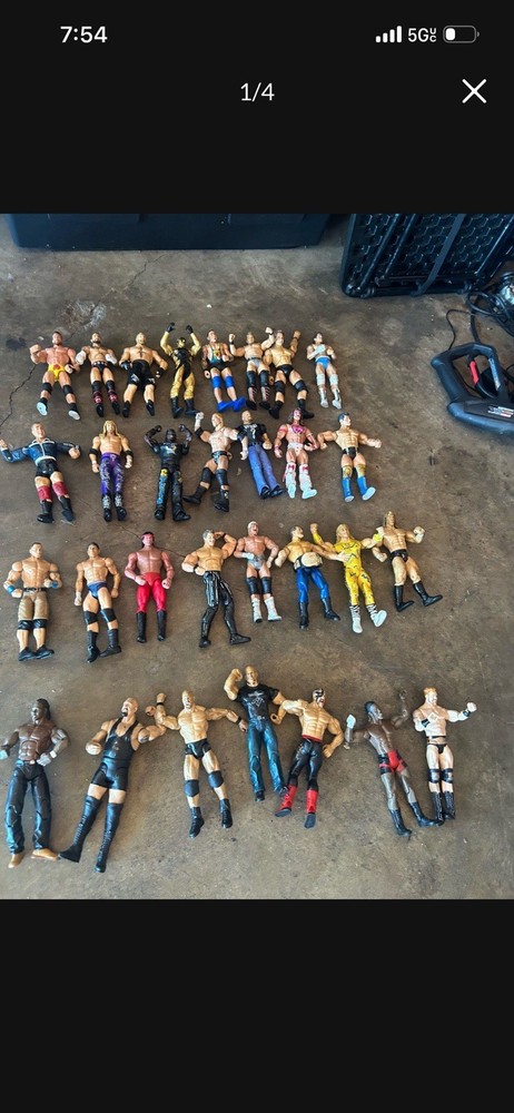 32 Random Wwe Figure Lot